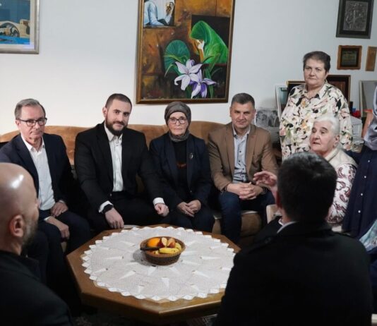 Ramazanska posjeta Srebrenici: Zukorlić sa Majkama Srebrenice i zvaničnicima na iftaru