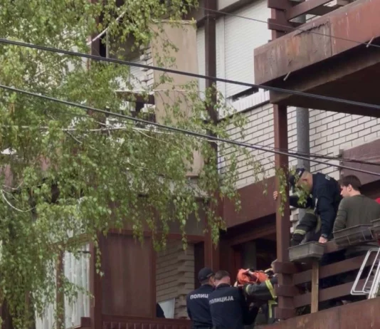 Žena pala sa četvrtog sprata u Novom Pazaru, zadobila teške tjelesne povrede