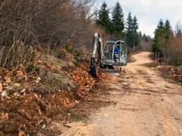 Mještani Crniša sami skupljaju novac za asfalt dok lokalna vlast u Tutinu godinama okreće glavu