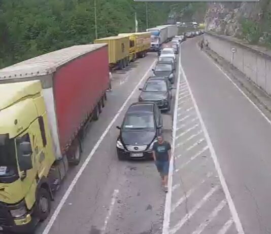 Na Špiljanima kolona vozila sa crnogorskim tablicama, neki čekaju duže od tri sata