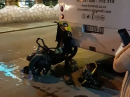 SNIMAK SUDARA U SELAKOVCU: Maloletnici na motoru bez kočenja podleteli pod autobus