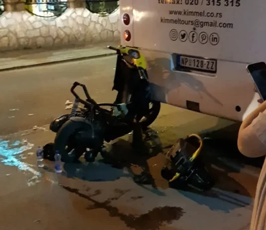 SNIMAK SUDARA U SELAKOVCU: Maloletnici na motoru bez kočenja podleteli pod autobus