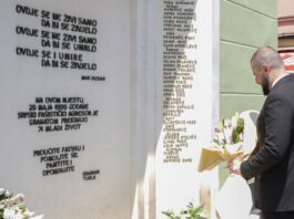 Ministar Zukorlić položio ljiljane na Tuzlanskoj kapiji